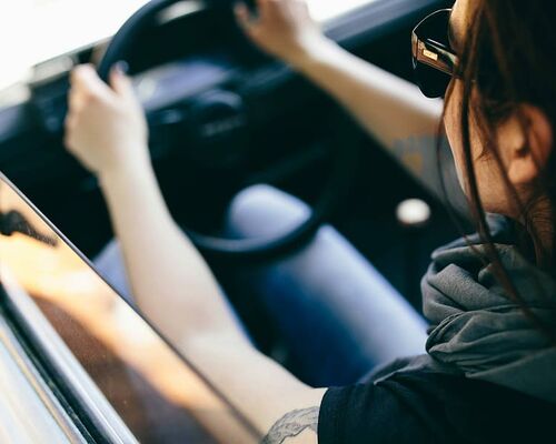 female-woman-car-travel