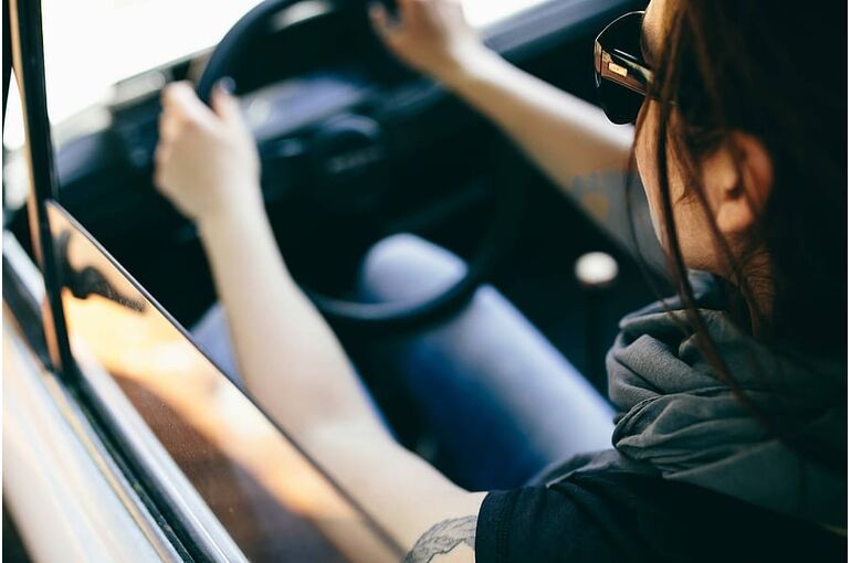 female-woman-car-travel