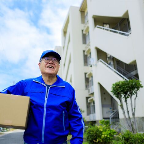 配達する男性シニアスタッフ