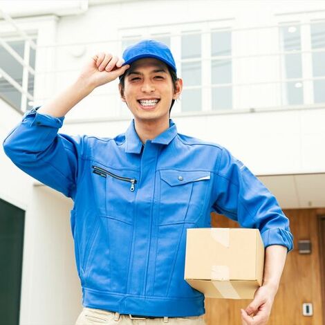 小包を運ぶ男性スタッフ